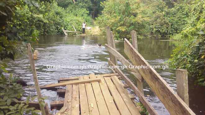 Asunafo South: Wooden bridge over Tano River collapses; 3 students escape unhurt