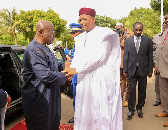 President Mahamadou Issoufou welcoming President Akufo-Addo to the presidential palace