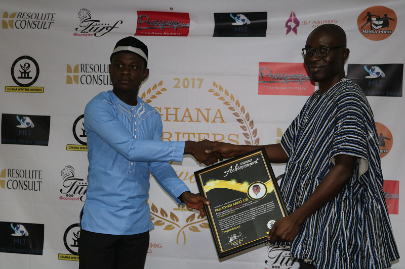 Mr Edmund Kofi Yeboah, newly elected General Secretary of the Ghana Journalists Association (right) presenting a citation to Paa Kwesi Arko Cee