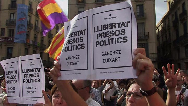 Media captionIn Barcelona's central square, the crowd sings Freedom for Catalonia