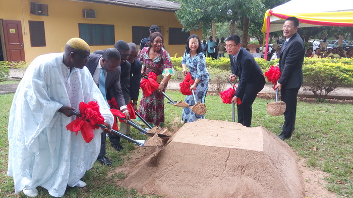  Ms Baohong (3rd right) and Ms Botchwey (4th right) cutting the sod for the construction of the centre
