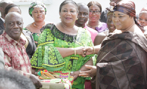 The President of the Ashanti Queenmothers Association, Nana Agyakoma Dufie (right) presenting a gift to the First Lady.