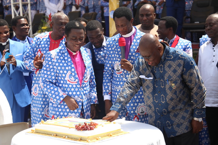 President Akufo-Addo being assisted by Apostle Dr Stephen Kwabena Amoani (3rd left), Chairman, Christ Apostolic Church, International (CACI), and Apostle Dr Emmanuel Donkor (2nd left), General Secretary, to cut the anniversary cake in Accra