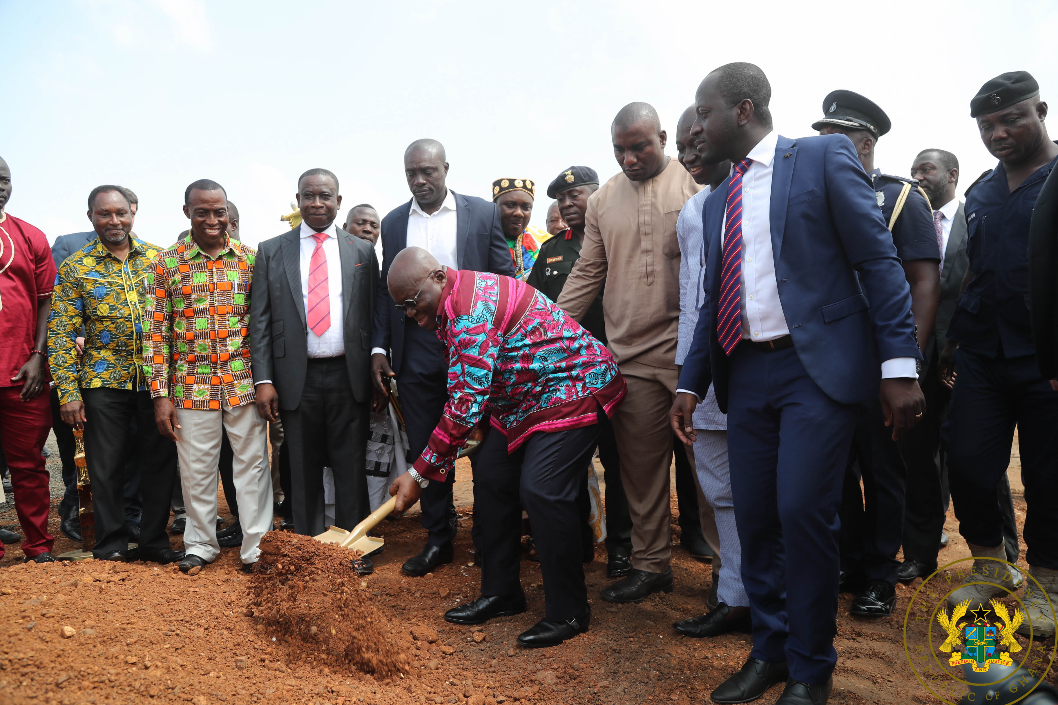 President Akufo-Addo cutting the sod for the construction of the 2,000 affordable housing project