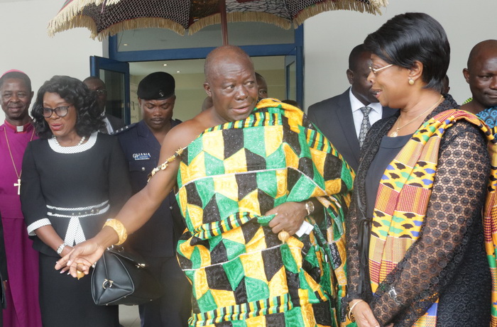Asantehene, Otumfuo Osei Tutu II (in Kente), interacting with the Chief Justice,  Her Ladyship Sophia Akuffo (right), after a forum in Kumasi.  Those with them include, Justice Gloria Akuffo 