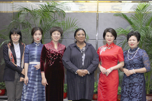  The First Lady (3rd right) in a group picture with some of the executive members of the Hunan Women Federation of China