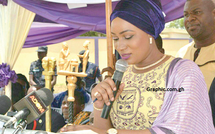 Mrs Samira Bawumia presenting some books to Mr Henry Diame, the headteacher of Kpong Evangelical Presbyterian Primary School