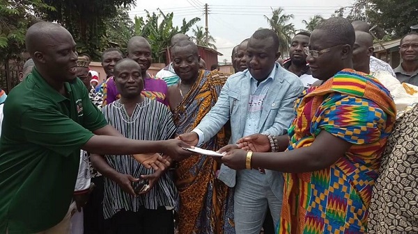  Mr. Daniel Nii Arde Nkpa (second right) receiving a donation from the farmers