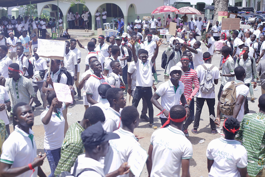 Flashback: Some students of the Agriculture College Students Union at the Ministry of food and Agriculture to demand the restoration of allowances 