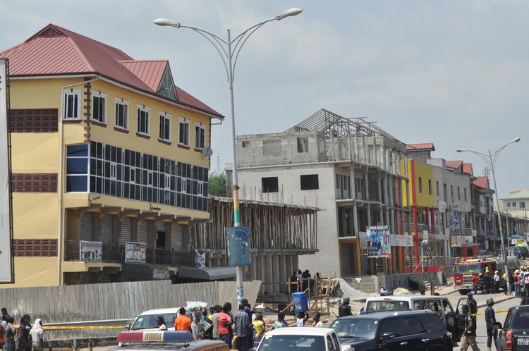 Three-storey building 'sinking' at Dunkirk in Kumasi. PICTURES BY EMMANUEL BAAH