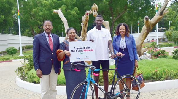  The First Lady, Mrs Rebecca Akufo-Addo (2nd right), lifts a placard to support the project. On the left is Mr Charles Zwennes of HFC Bank