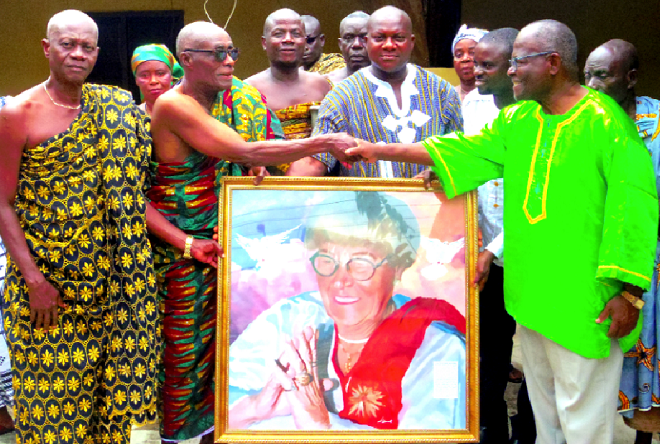  Ogidigram Okrupi Asiedu Botwe II (2nd left) receiving a picture of the late Mrs Breid Amamoo, from her husband
