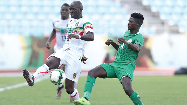 Mali striker Oumar Kida (left) is challenged by Eagles’ defender Emmanuel Ariwachukwu in their scorless game yesterday