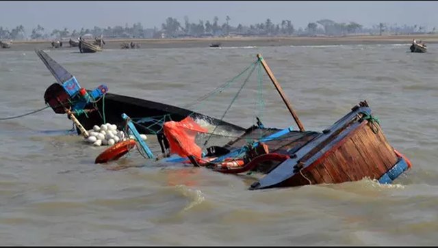 Four die in boat capsize