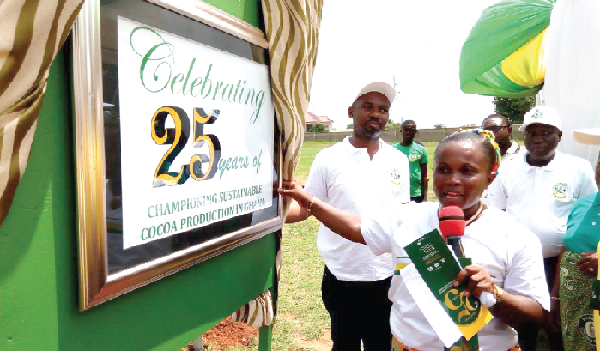 Fatima Ali, president of the union, unveiling the plaque for the 25th anniversary of Kuapa Kokoo