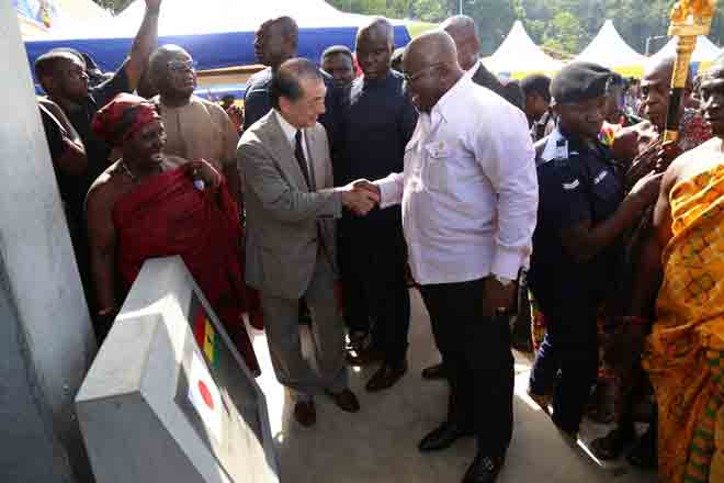 President Akufo-Addo and the Japanese Ambassador to Ghana, Ambassador Tsutomu Himeno, unveil the plaque