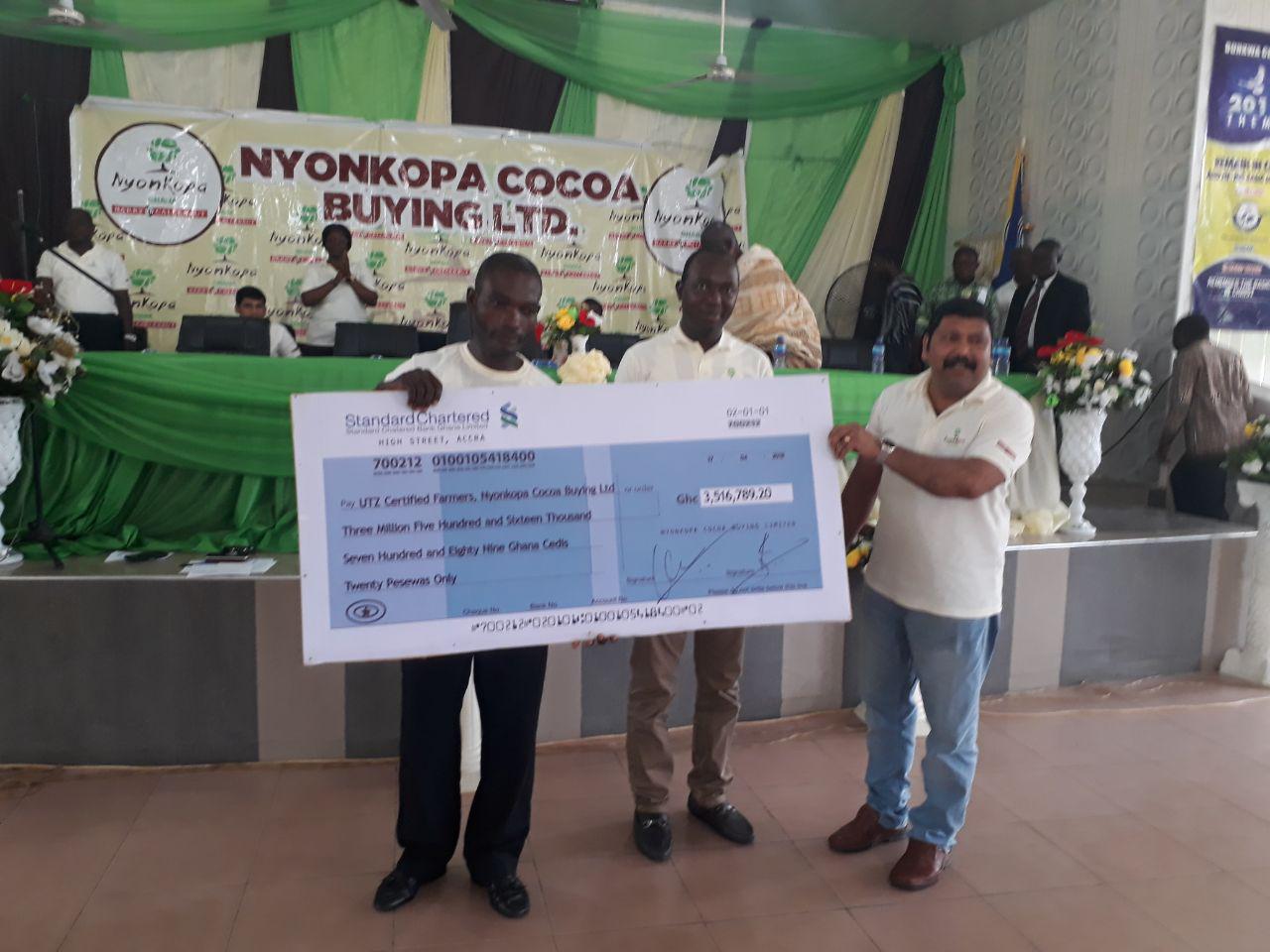 Nyonkopa pays bonuses to cocoa farmers in Dunkwa and Goaso