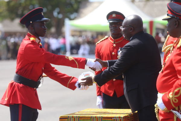 Vice President Dr Mahamudu Bawumia presenting the overall best cadet award to Cadet Sageant Alexander Solomon Essuman.