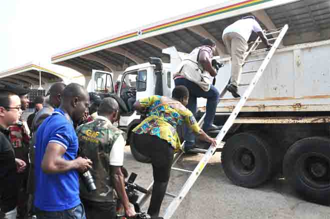 •Media men and women struggling to get into the bucket of a truck to cover the 2016 6th March Independence parade