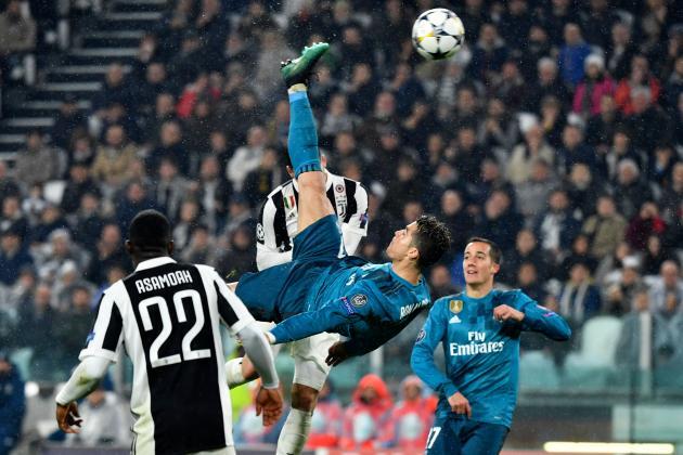 Cristiano Ronaldo smashes a "bicycle goal" beyond a spectatoring Juventus defencemen