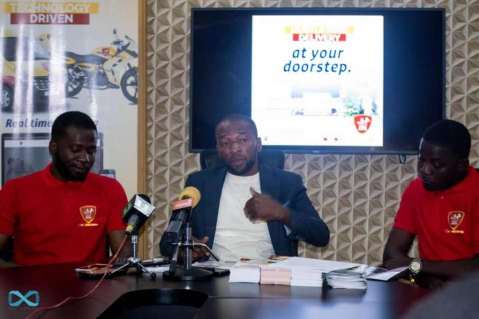 Mr. Kaycey Ogbona, CEO of Chariots Delivery service (middle)