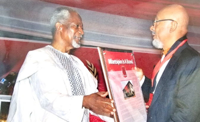 Kofi Annan presenting a plaque to the writer