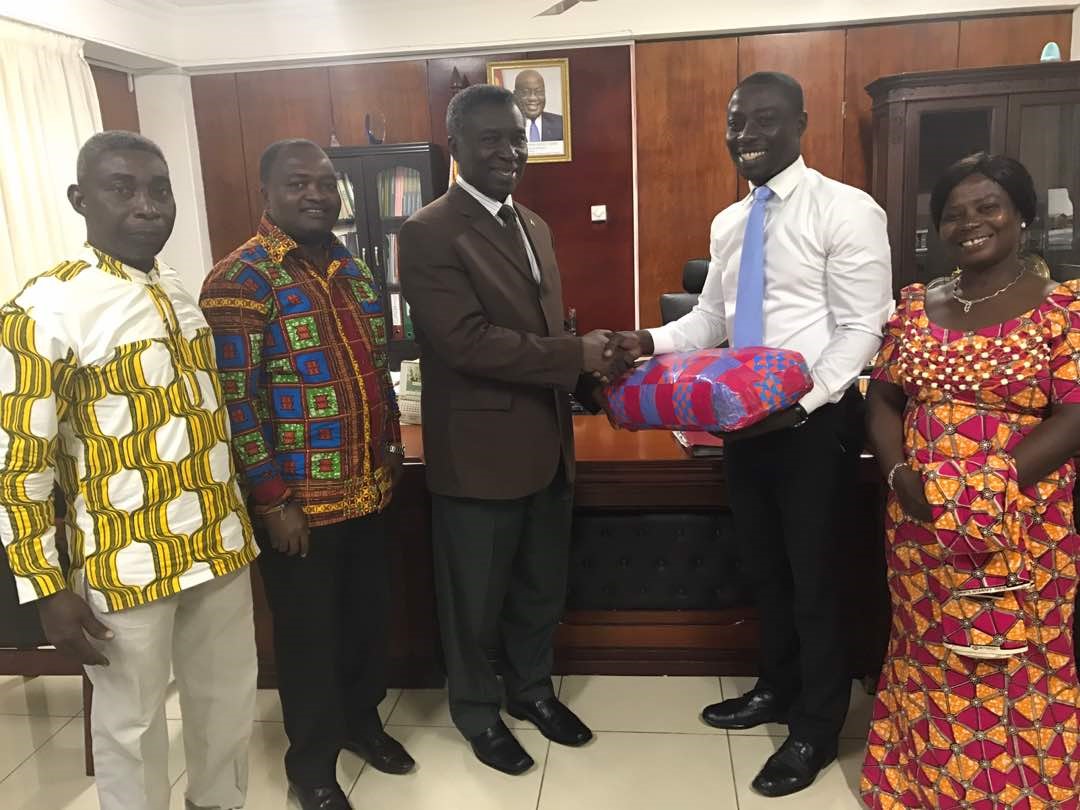 Oscar Dei (2nd right) presenting a gift to Prof. Frimpong-Boateng. With them are Dr Marfo (2nd left) and Oscar’s parents.  www.graphic.com.gh
