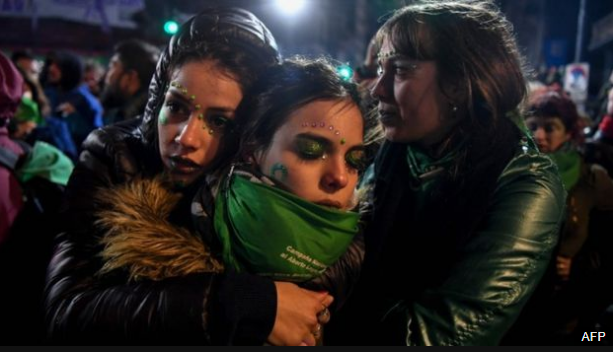 Argentina abortion: Senate defeats bill after polarising debate