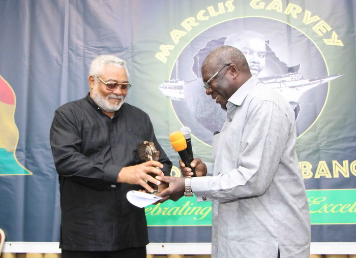 President Rawlings receives the award from the Deputy Chairperson of the AU, Ambassador Kwesi Quartey