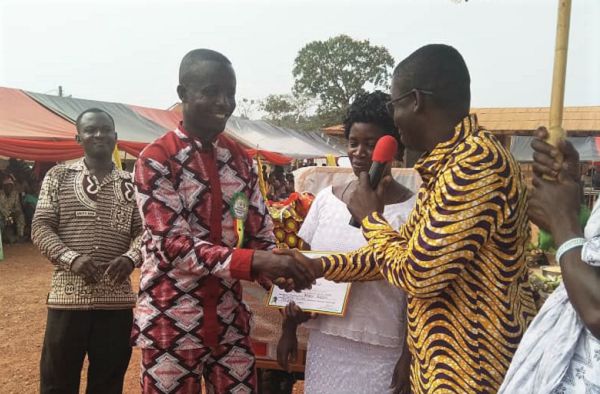 The DCE , Mr William Bediako Asante (right), presenting the best farmer with his award