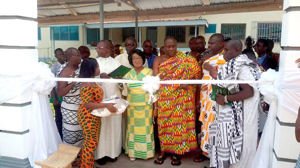 Daasebre Otuo Siriboe II (arrowed) cutting the tape to inaugurate the ward