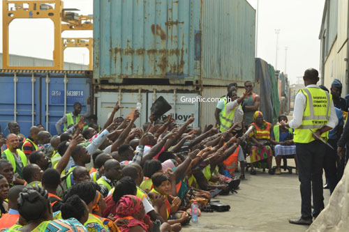 Some bidders screaming to catch the attention of the auctioneers. PICTURE BY DELLA RUSSEL OCLOO