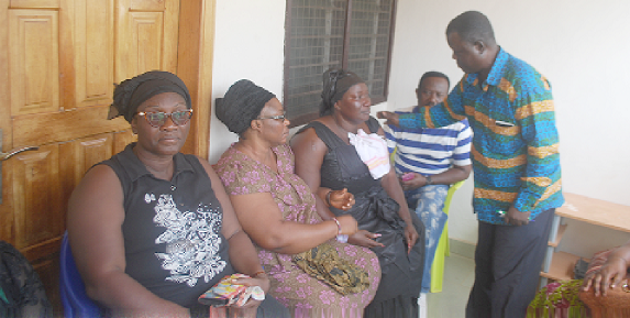  Some of Ebony’s family members speaking to the Daily Graphic’s Emmanuel Adu-Gyamerah. Pictures: James K. Baah