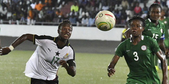 Ghana's Portia Boakkye (L) vies with Nigerian's Glory Ogbonan (R) during the West African Football Union (WAFU-UFOA) Zone B Women's Cup tournament semi-final football match between Ghana and Nigeria. Photo: AFP