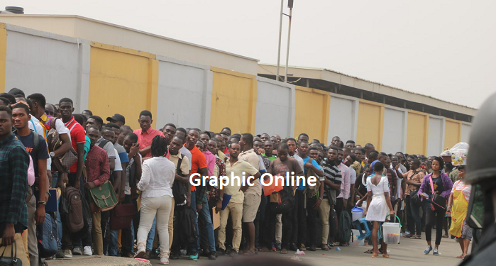 Thousands scramble for few Immigration Service enlistment spots 
