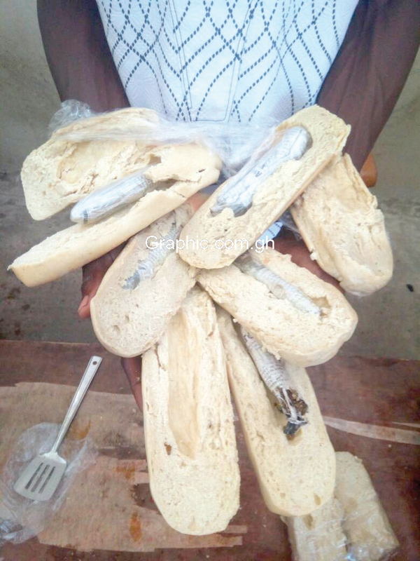 Bread stuffed with dried leaves suspected to be narcotics and mobile phones 
