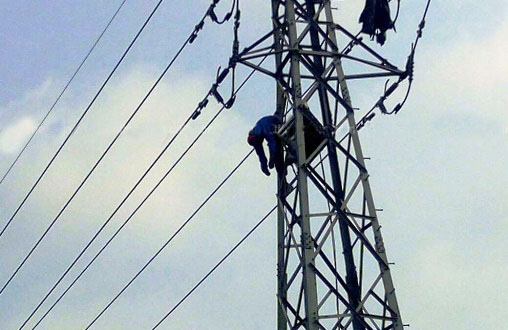 Man, electrocuted, found hanging on high voltage tower
