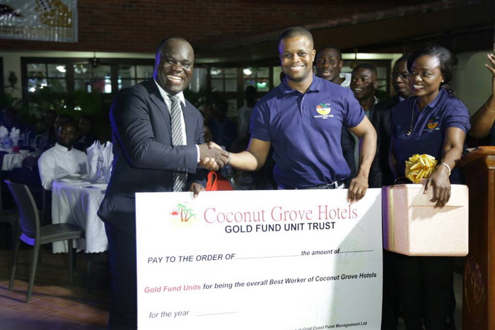Mr Emmanuel Tawiah receiving his prize from Dr Kweku Nduom, Vice President, Groupe Nduom
