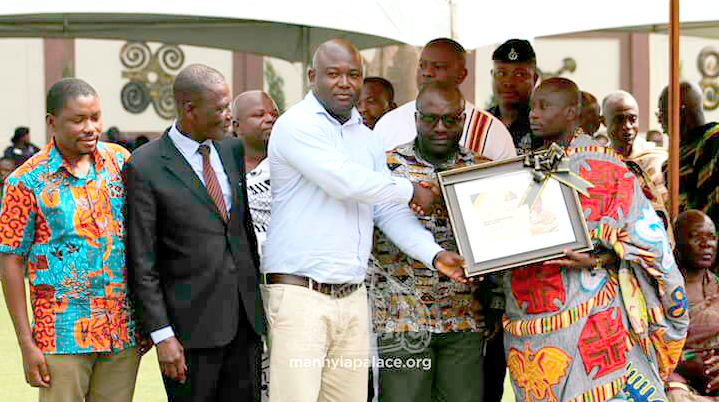 Baffour Kwame Kusi II (right), Otumfuo’s Ankobeahene, presenting a certificate to Mr Fred Akuamoah Boateng, the Zonal Business Manager (Ash/BA), Graphic Communications Group Limited