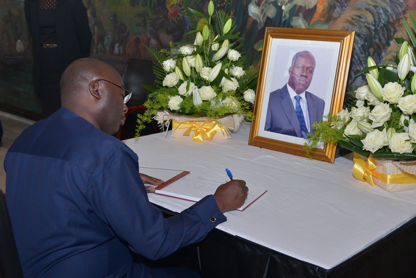 Dr Mahamudu Bawumia signing a book of condolence in memory of  Mr Kwesi Bekoe Amissah-Arthur