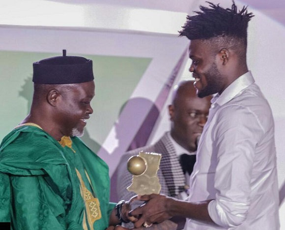 Thomas Partey (right) receiving his award from Azumah Nelson