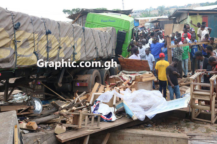 Cement truck runs over 3 people at Anloga junction in Kumasi. PICTURES BY EMMANUEL BAAH