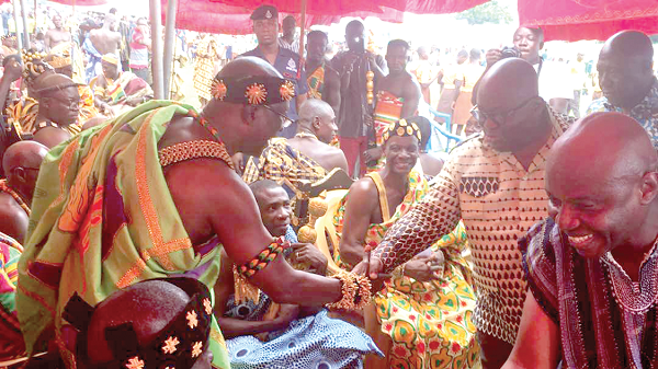 President Akufo Addo (right) exchanging pleasantries with Nana Mprah Besemuna III, the Krachiwura  