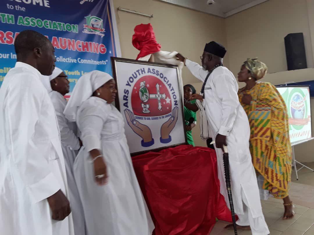 Torgbui Duklui Attipoe (2nd right) being assisted by leaders of the ARS to unveil the anniversary logo of the Youth Association