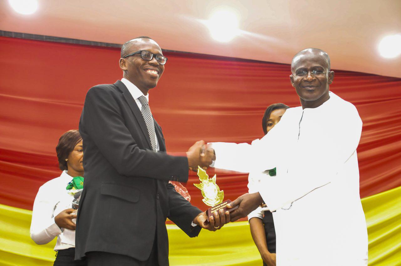 The Vice Chancellor of KNUST, Prof Kwasi Obiri Danso presenting the Best Senior Member (Research) award to Dr. Fred Stephen Sarfo