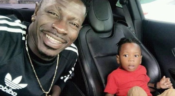 Shatta Wale teaches son Majesty how to 'spray cash' (VIDEO)