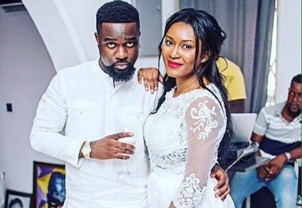 VIDEO: How money 'rained' when Sarkodie hit the dance floor with his wife
