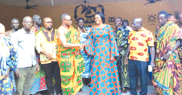 Nana Nteboah Prah IV, a Divisional Chief of the Prestea-Himan Traditional Area, in a handshake with Mrs Barbara Oteng-Gyasi, Deputy Minister of Lands and Natural Resources. With them are some elders of the town and the Deputy Minister’s entourage.