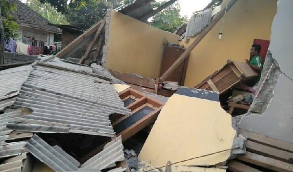 Indonesia earthquake: 14 dead on tourist island of Lombok