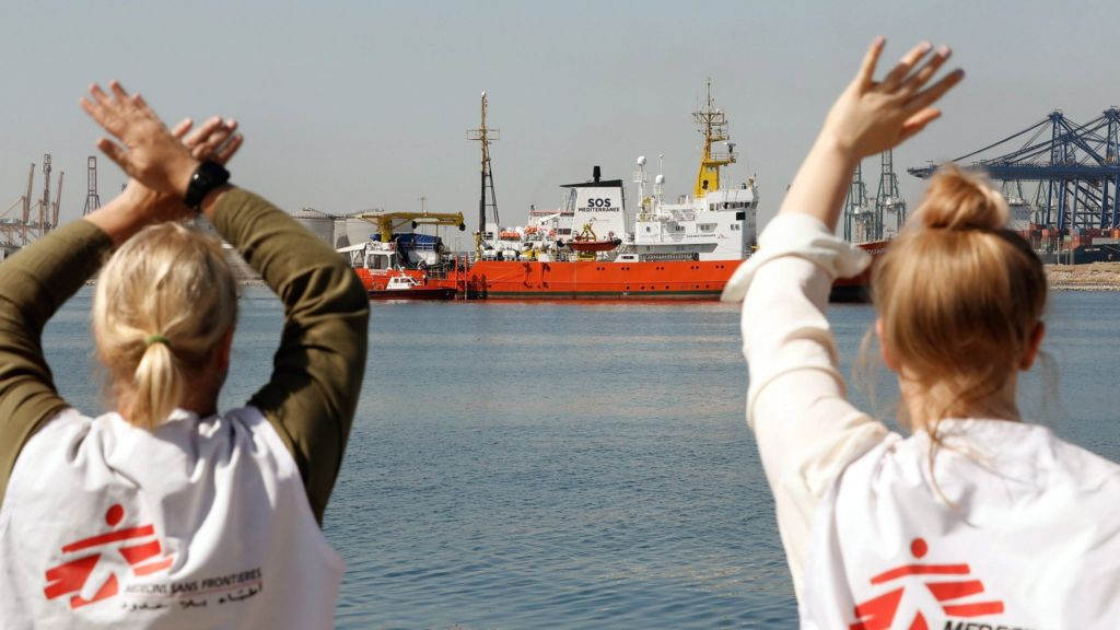 Spain welcomes migrants from disputed ship